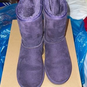 Used purple kids Uggs fits woman size 6